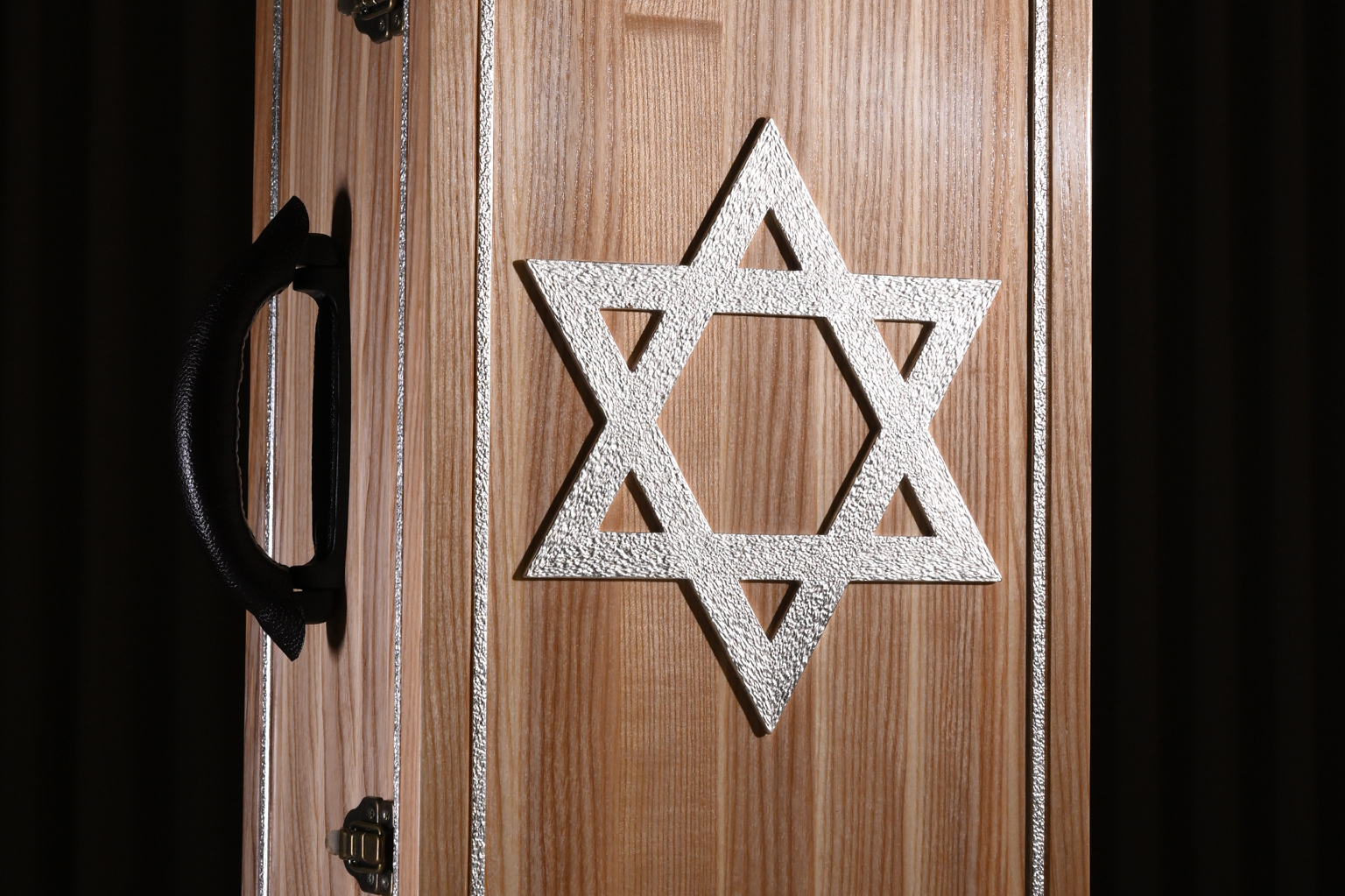 Modern Aron Kodesh Made for You Modern Aron Kodesh Made for You
