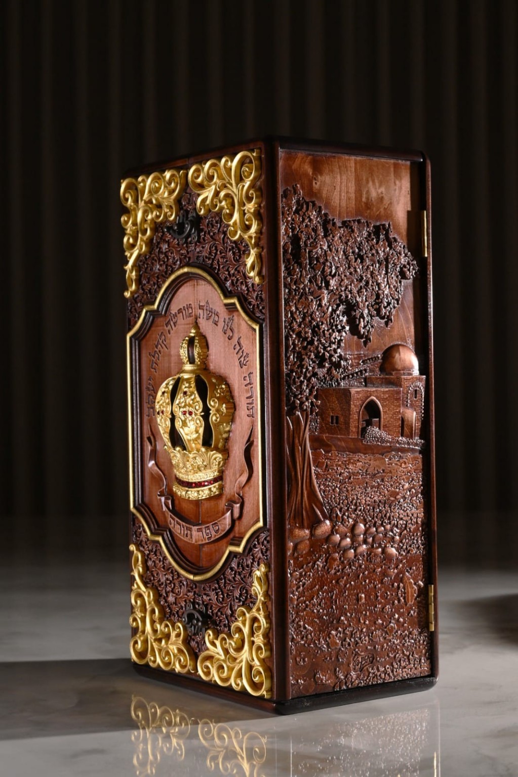 Aron Kodesh and Carrying Case with Genuine Gold Aron Kodesh and Carrying Case with Genuine Gold
