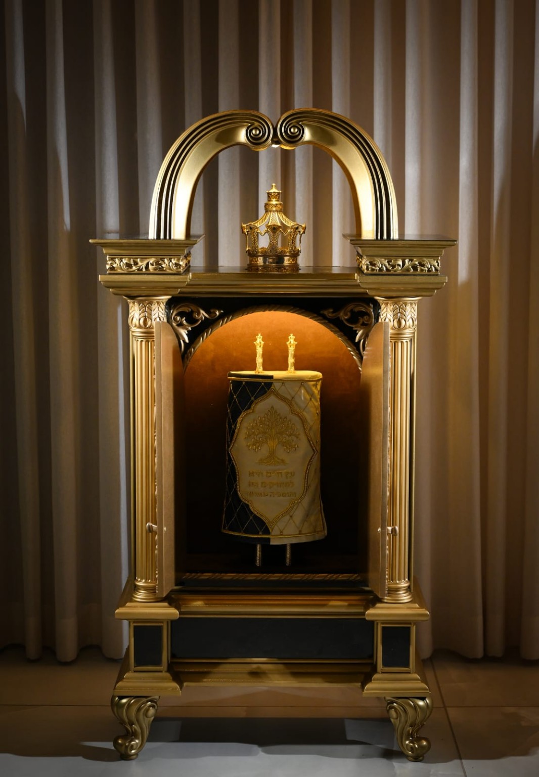 Miniature Torah ark designed by Avraham Chazin Miniature Torah ark designed by Avraham Chazin